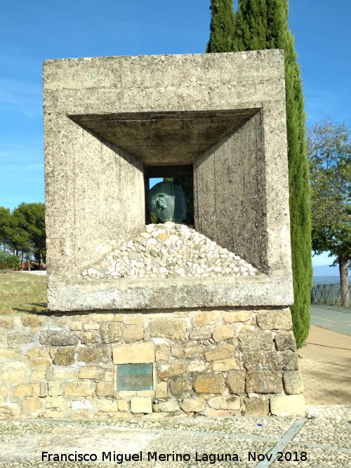 Monumento a Antonio Machado - Monumento a Antonio Machado. Lateral