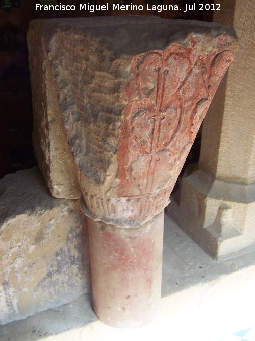 Iglesia de Santo Toms - Iglesia de Santo Toms. Columna y capitel con policroma roja y azul. Museo Arqueolgico de beda