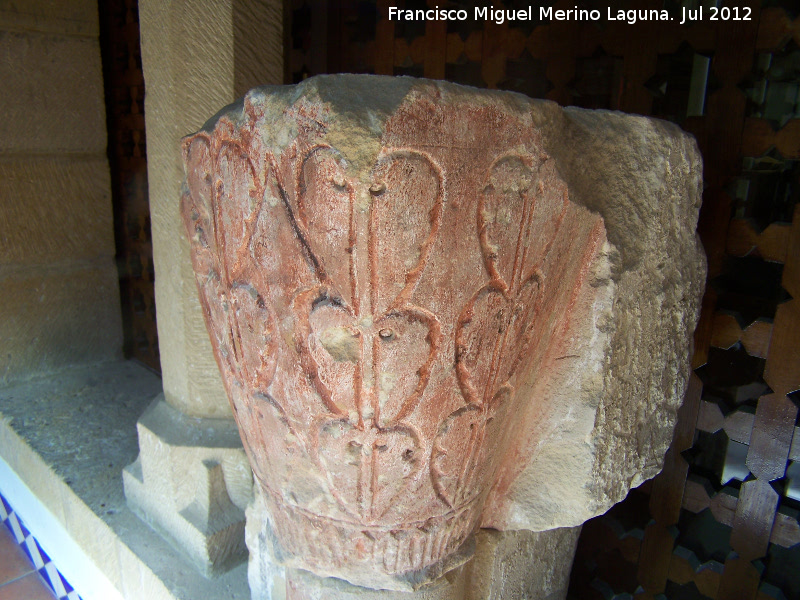 Iglesia de Santo Toms - Iglesia de Santo Toms. Capitel con policroma roja y azul. Museo Arqueolgico de beda