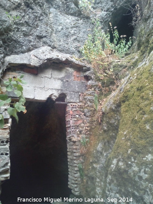Cueva de los Baos - Cueva de los Baos. Restos de la puerta