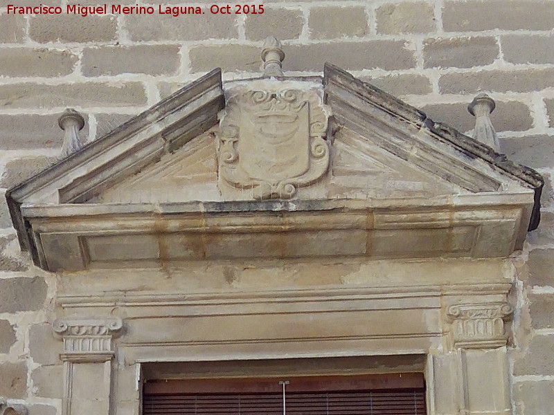 Palacio de Angus Medinilla - Palacio de Angus Medinilla. Frontn partido por escudo herldico en el balcn