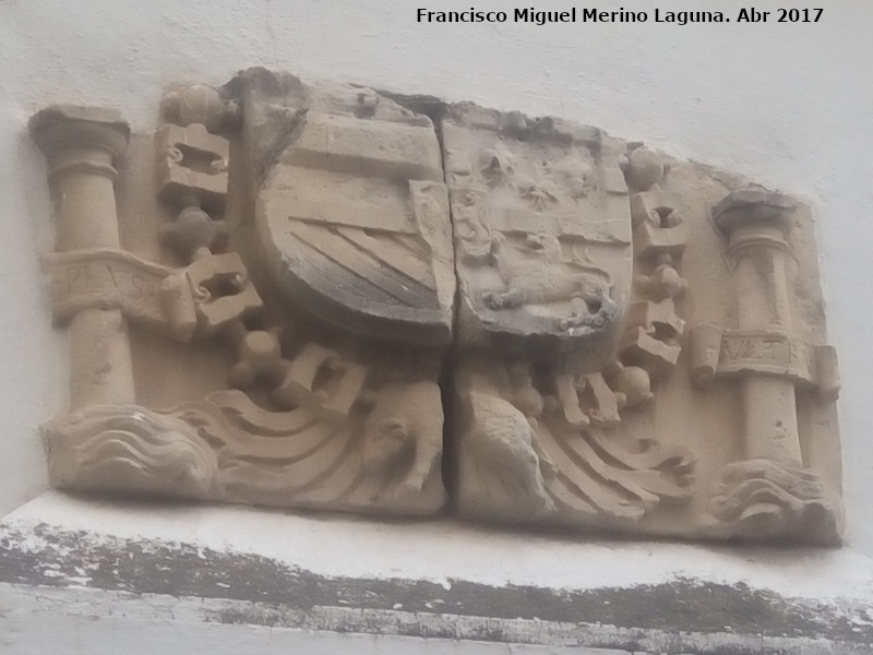 Antiguas Carniceras de San Francisco - Antiguas Carniceras de San Francisco. Parte inferior del escudo imperial de Carlos V situado en la casa n4 de la calle Arco de los Dolores