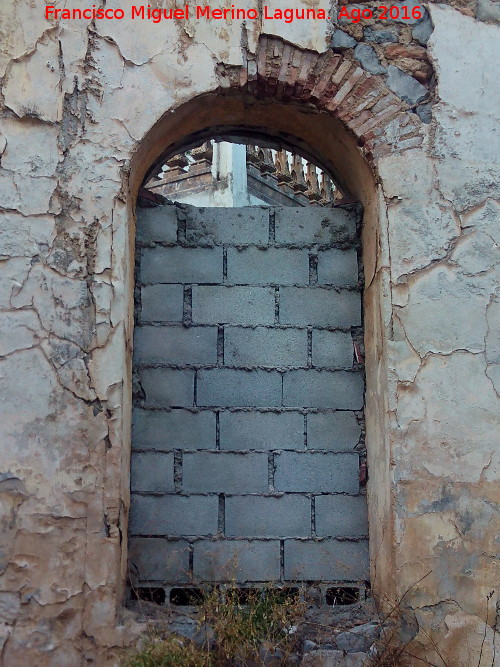 Ermita de Jabalcuz - Ermita de Jabalcuz. Ventana a los pies del templo a intramuros