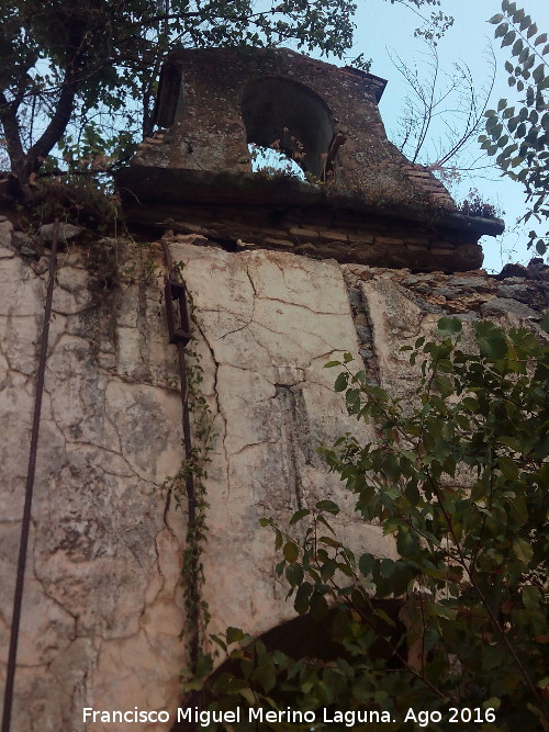 Ermita de Jabalcuz - Ermita de Jabalcuz. Espadaa y tirantes de hierro a intramuros
