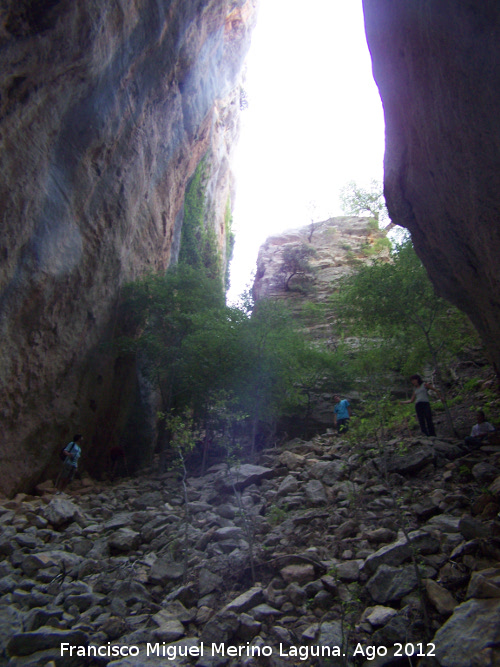 Paso de la Silleta - Paso de la Silleta. En esta foto se pueden apreciar las dimensiones por las personas