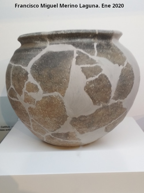 Palacio ibero del Cerro de la Merced - Palacio ibero del Cerro de la Merced. Olla ibera. Exposici�n en el Museo Ibero de Ja�n