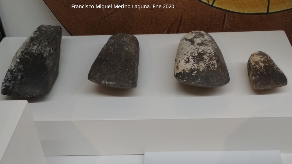 Palacio ibero del Cerro de la Merced - Palacio ibero del Cerro de la Merced. Hachas pulimentadas. Exposici�n en el Museo Ibero de Ja�n