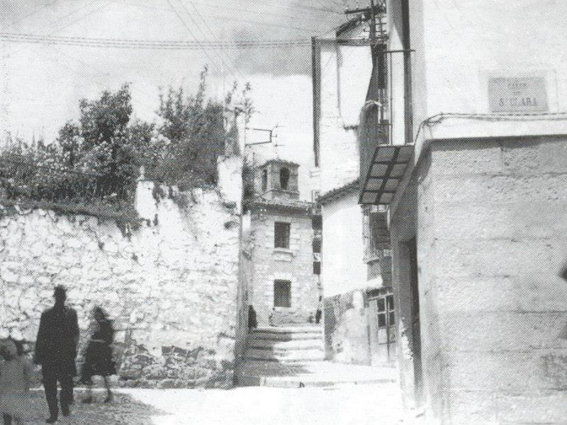 Calle Arroyo de San Pedro - Calle Arroyo de San Pedro. Calle Arroyo de San Pedro, a la izquierda, Calle San Bartolom, a la derecha Calle Santa Clara y al fondo el Colegio de los Caos