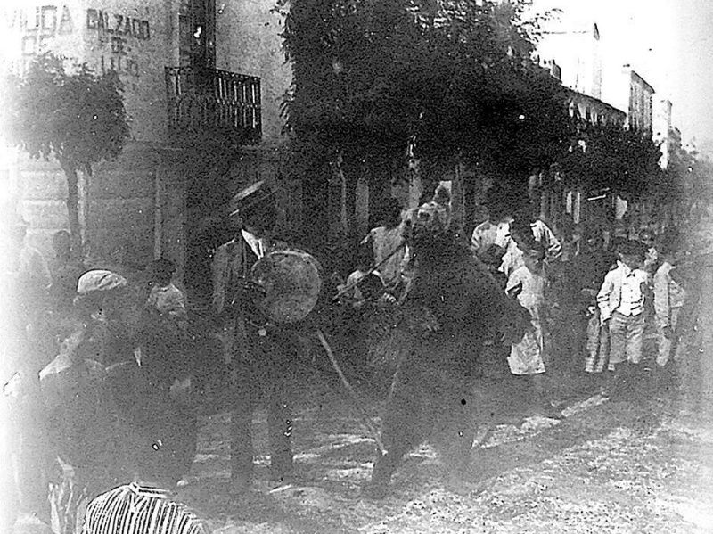 Calle Bernab Soriano - Calle Bernab Soriano. Foto antigua. Grupo de gitanos con un oso
