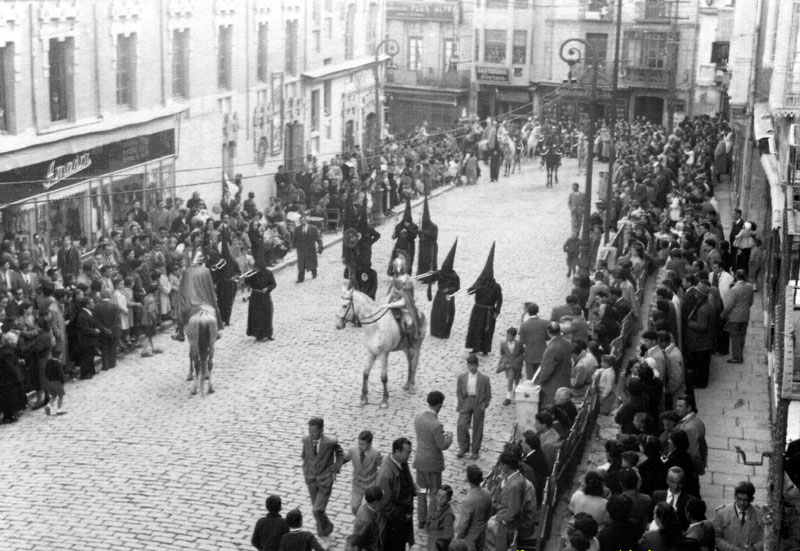Calle Bernab Soriano - Calle Bernab Soriano. Bocineros y soldados romanos 1955