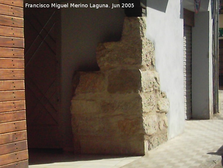 Calle del Conde - Calle del Conde. Estas piedras muestran el lugar donde estuvo la Puerta de Granada