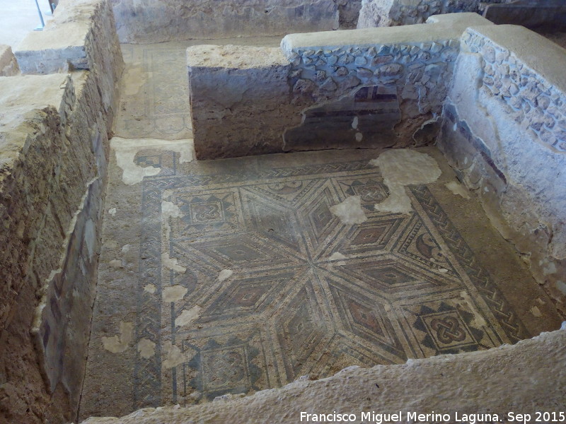 Villa romana de El Ruedo - Villa romana de El Ruedo. Habitacin con frescos y mosaico