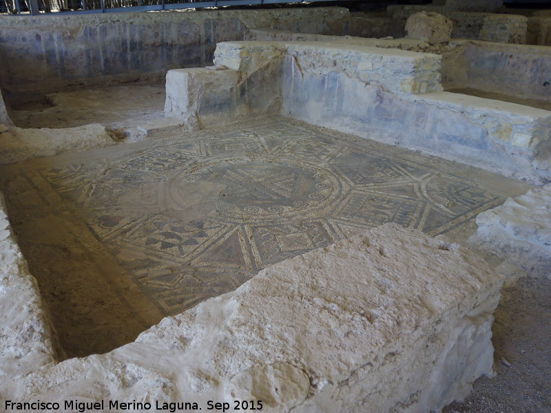 Villa romana de El Ruedo - Villa romana de El Ruedo. Habitacin de paso con mosaicos y frescos