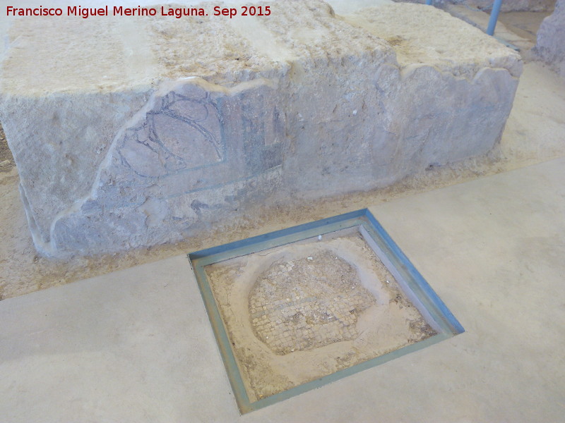 Villa romana de El Ruedo - Villa romana de El Ruedo. Frescos y restos de mosaico en el triclinium