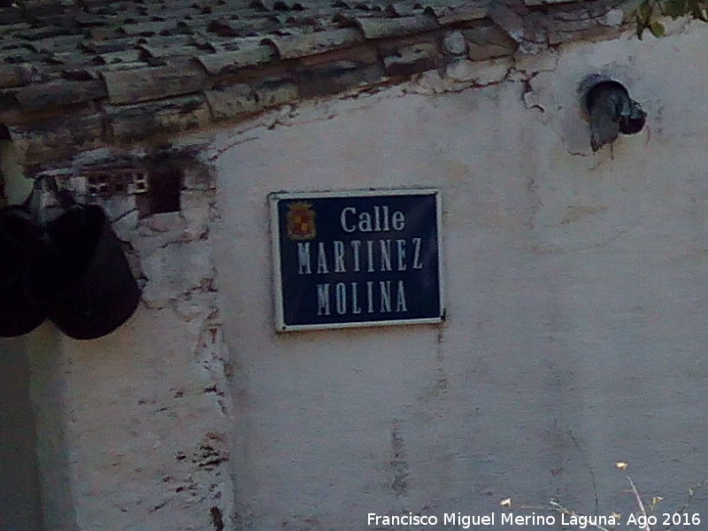 Calle Martnez Molina - Calle Martnez Molina. Placa en el Cortijo de la Cruz de Juan Nez en Villacarrillo