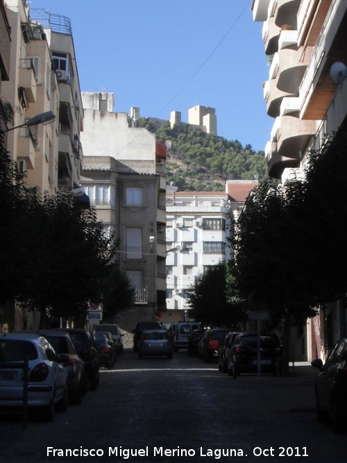 Calle Rey Alhamar - Calle Rey Alhamar. Con el Castillo al fondo