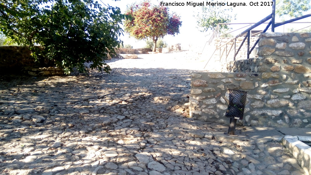 Fuente del Ayozal - Fuente del Ayozal. Empedrado