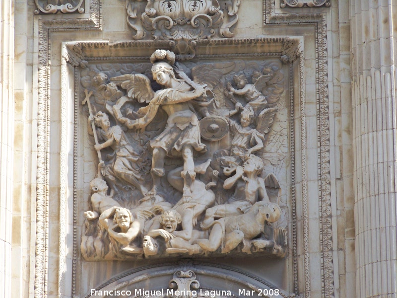 Catedral de Jan. Fachada - Catedral de Jan. Fachada. Arcngel San Miguel luchando contra los demonios. Bajorrelieve sobre la puerta izquierda