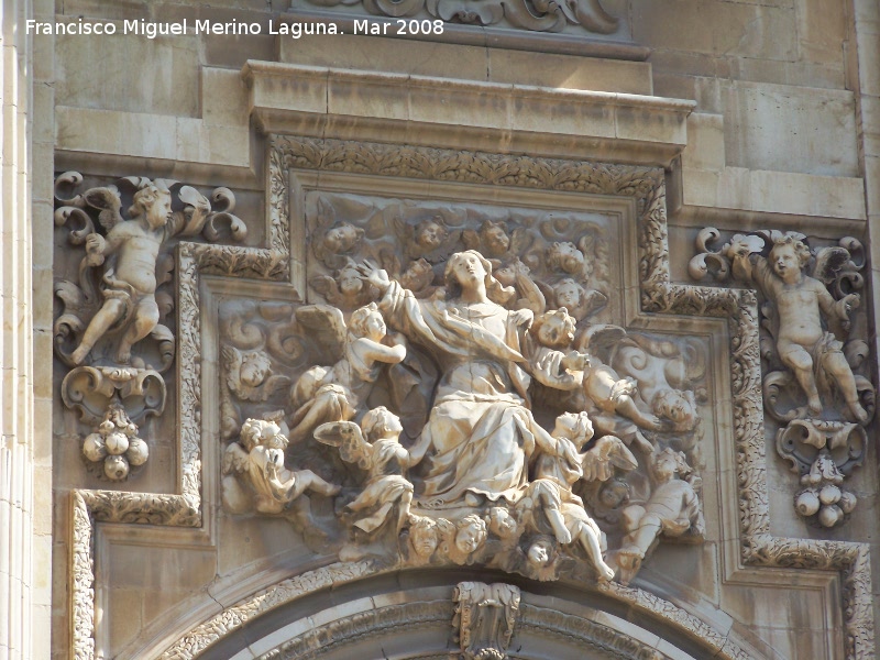 Catedral de Jan. Fachada - Catedral de Jan. Fachada. La Asuncin con dos putit a ambos lados. Bajorrelieve sobre la puerta central