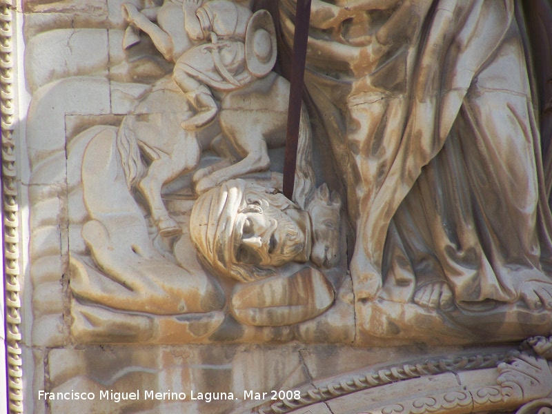 Catedral de Jan. Fachada - Catedral de Jan. Fachada. Cabeza en la punta de la espada en el bajorelieve de Santa Catalina