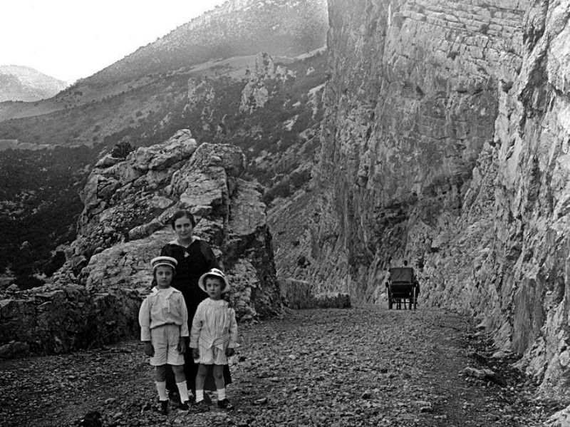 Calzada de Otiar - Calzada de Otiar. Foto tomada hacia 1915 aprox. por el Dr. Eduardo Arroyo en el, por entonces, recin construido camino de la Dehesa de Propios a Santa Cristina a la altura del Salto de la Cabra
