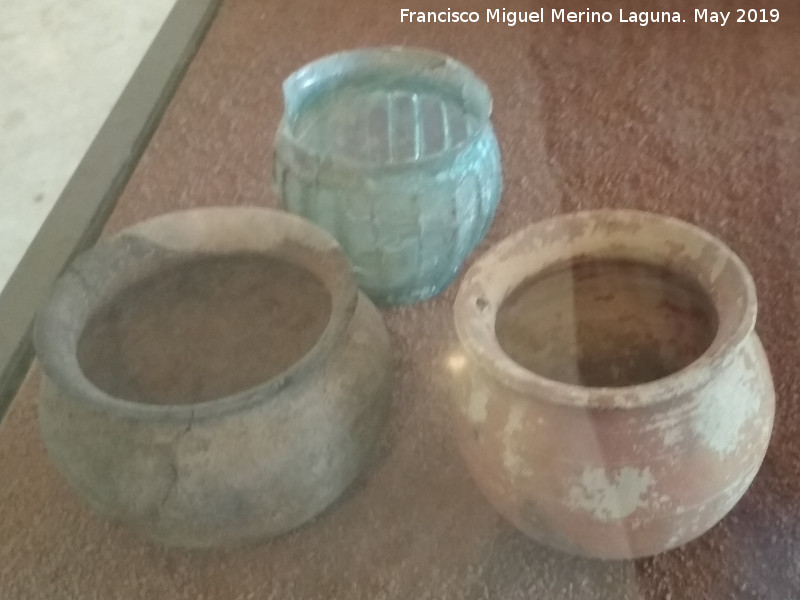 Cstulo. Necrpolis del Cerrillo de los Gordos - Cstulo. Necrpolis del Cerrillo de los Gordos. Vasos de cermica y vidrio. Tumba 5. Museo Arqueolgico de Linares