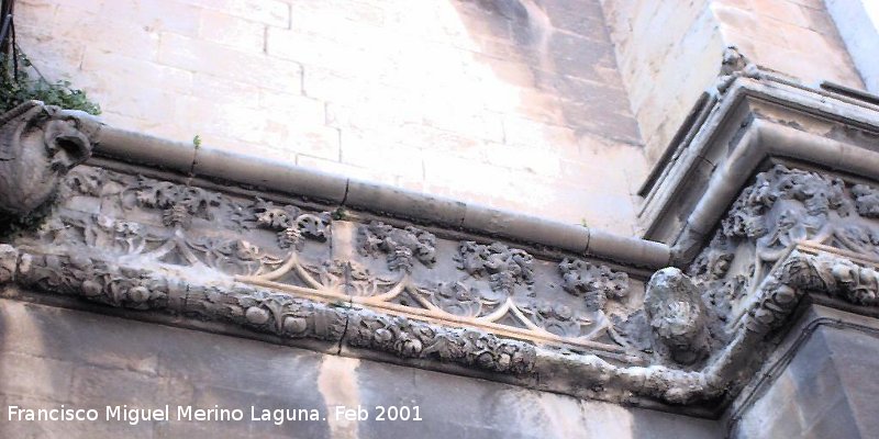 Catedral de Jan. Fachada gtica - Catedral de Jan. Fachada gtica. Primer tramo de cenefa por la derecha. El mono y la primera grgola