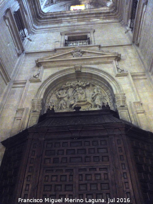 Catedral de Jan. Fachada Interior - Catedral de Jan. Fachada Interior. Relieve sobre la Puerta de los Fieles