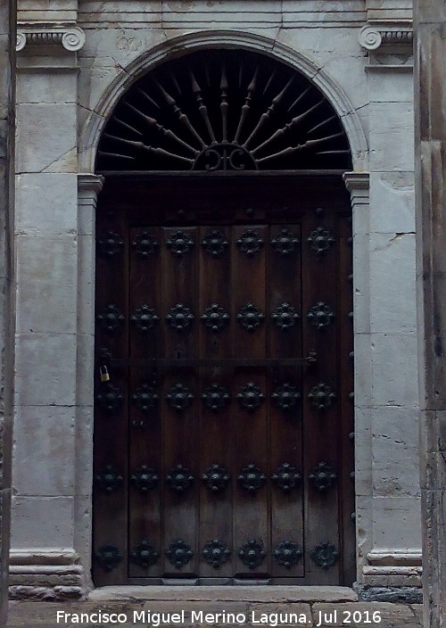 Catedral de Jan. Stanos - Catedral de Jan. Stanos. Puerta de las escaleras de la lonja