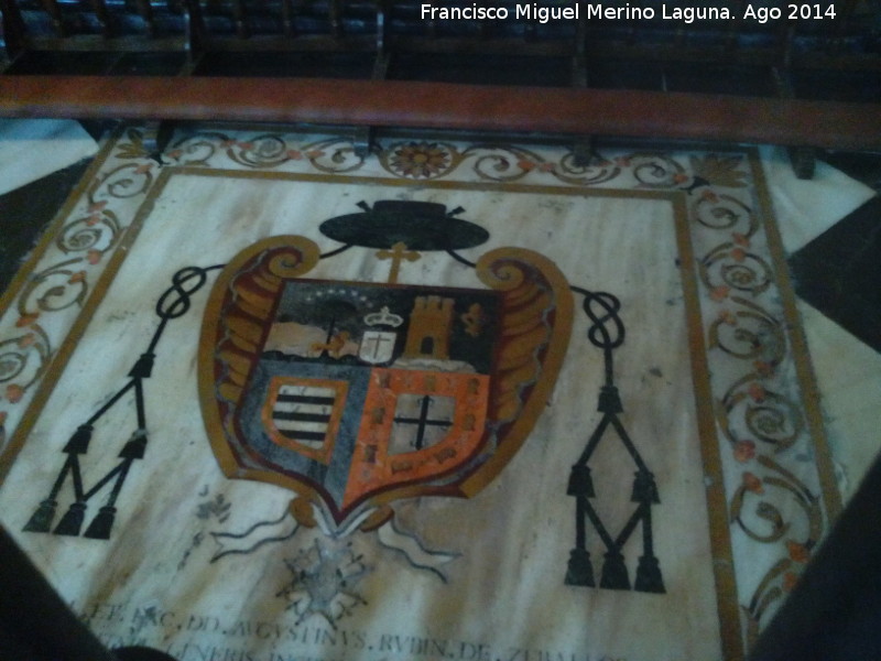 Catedral de Jaén. Capilla de San Eufrasio - Catedral de Jaén. Capilla de San Eufrasio. Escudo del Obispo Rubín Ceballos
