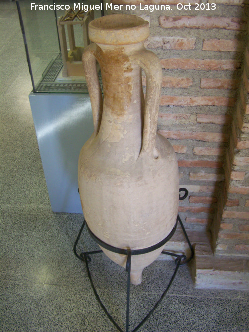 Necrpolis de Santa Isabel - Necrpolis de Santa Isabel. nfora romana. Museo San Antonio de Padua - Martos