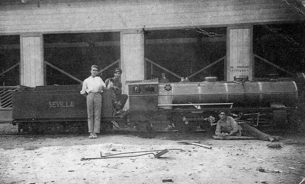 Historia de Sevilla - Historia de Sevilla. Antigua locomotora en miniatura Sevilla. Foto antigua