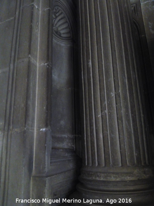 Catedral de Jaén. Fachada Sur Interior - Catedral de Jaén. Fachada Sur Interior. Hornacina del Zaguán