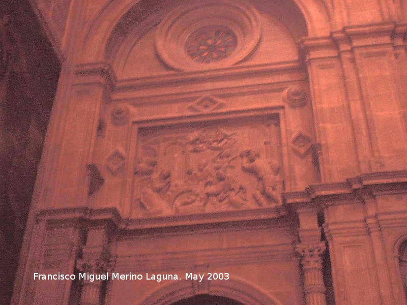 Catedral de Jaén. Fachada Sur Interior - Catedral de Jaén. Fachada Sur Interior. Relieve del Nacimiento sobre el vestíbulo de la Sacristia