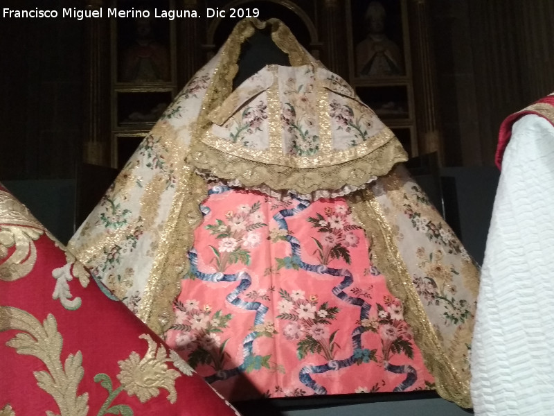 Catedral de Jan. Sacrista - Catedral de Jan. Sacrista. Manto de la Virgen de la Antigua y traje del Nio Jess 1760-1790