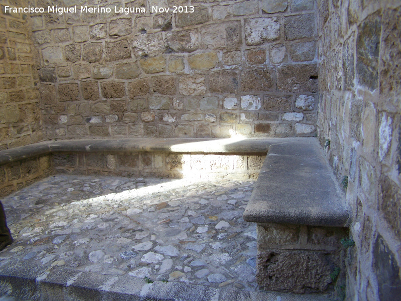 Castillo de La Guardia. Puerta de Acceso - Castillo de La Guardia. Puerta de Acceso. Banco corrido