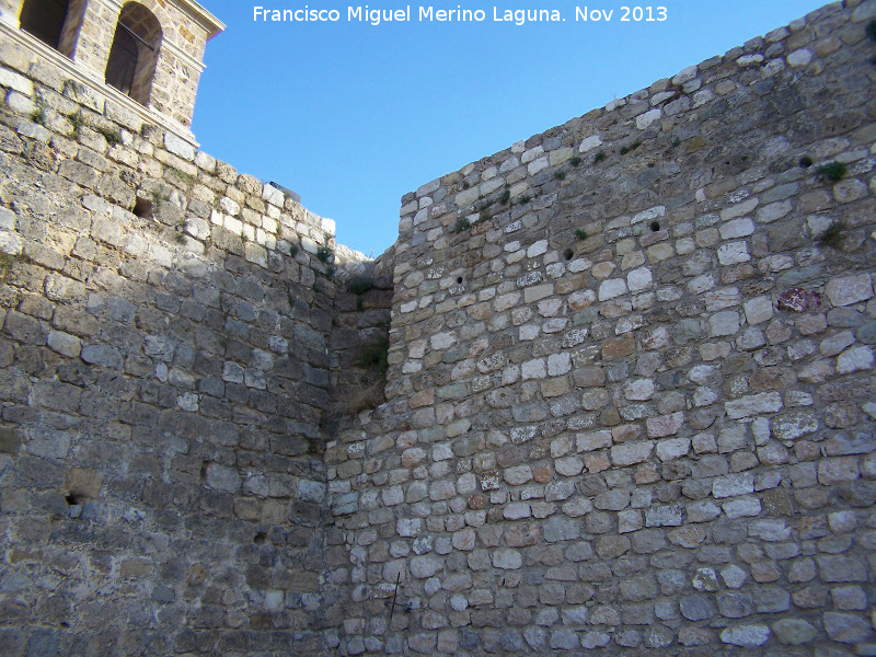 Castillo de La Guardia. Muralla - Castillo de La Guardia. Muralla. Detalle de la esquina con la puerta en acodo a intramuros