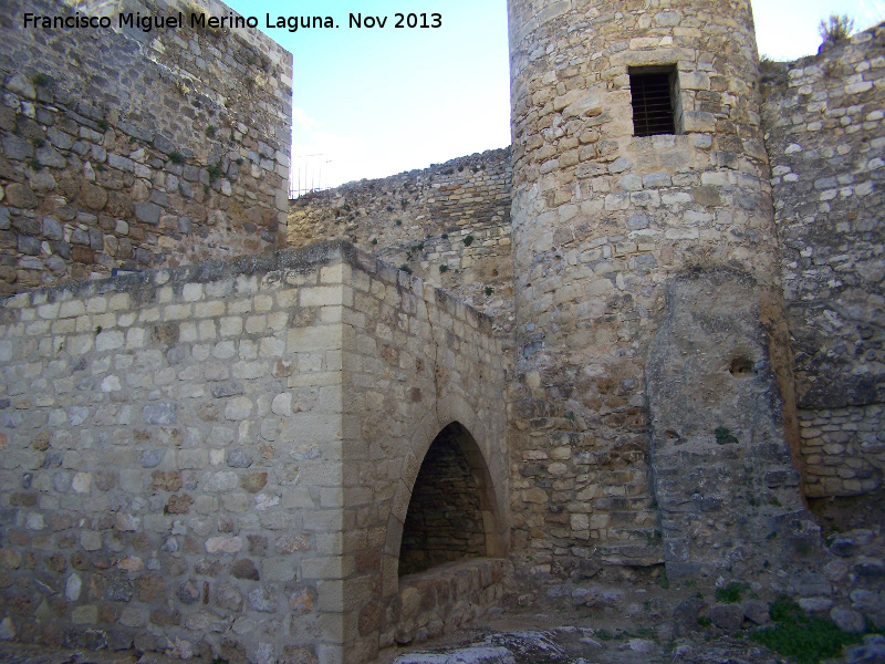 Castillo de La Guardia. Alczar - Castillo de La Guardia. Alczar. Aljibe y arranque de la antigua muralla