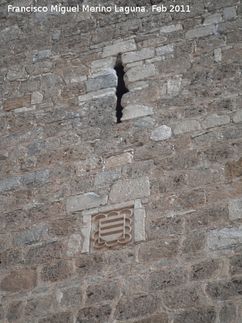 Castillo de La Guardia. Torre del Homenaje - Castillo de La Guardia. Torre del Homenaje. Saetera y escudo de los Messia