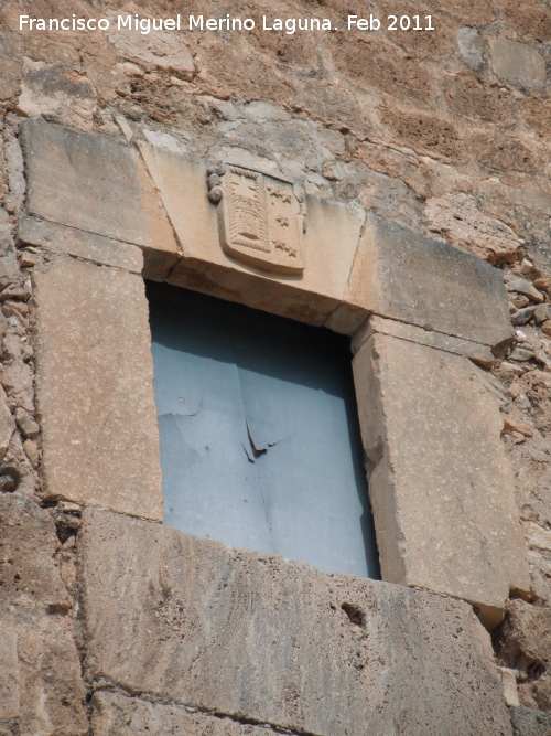 Castillo de La Guardia. Torre del Homenaje - Castillo de La Guardia. Torre del Homenaje. Ventana con escudo