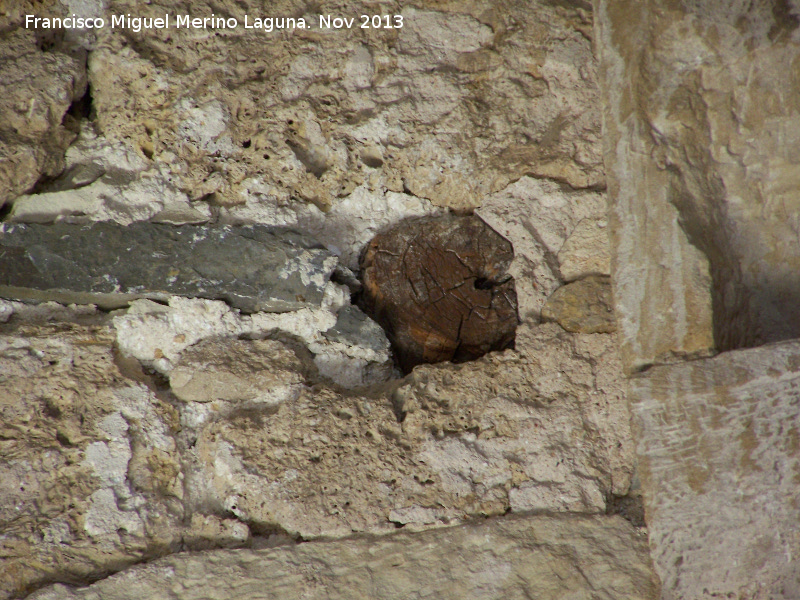 Castillo de La Guardia. Torre del Homenaje - Castillo de La Guardia. Torre del Homenaje. Madero en el muro