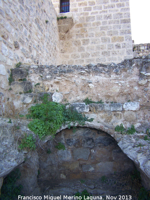 Castillo de La Guardia. Cripta de Santa Mara - Castillo de La Guardia. Cripta de Santa Mara. Distancia desde la bveda hasta el suelo de la iglesia