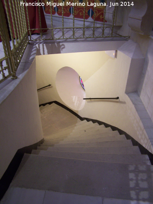 Capilla de los Marqueses de Linares - Capilla de los Marqueses de Linares. Escaleras de bajada a la cripta