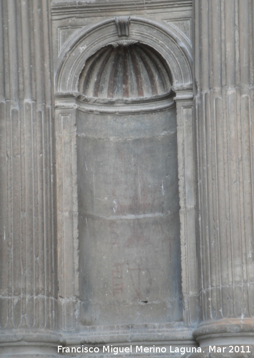Catedral de Jan. Fachada Sur - Catedral de Jan. Fachada Sur. Dibujo y policroma de la concha en la hornacina inferior izquierda