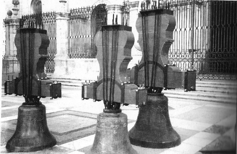 Catedral de Jaén. Campanas - Catedral de Jaén. Campanas. Foto antigua. Campanas del Santísimo Sacramento, Asunción y San Pedro