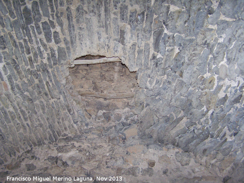 Castillo Vboras. Torre del Homenaje - Castillo Vboras. Torre del Homenaje. Trampilla de acceso a la planta baja