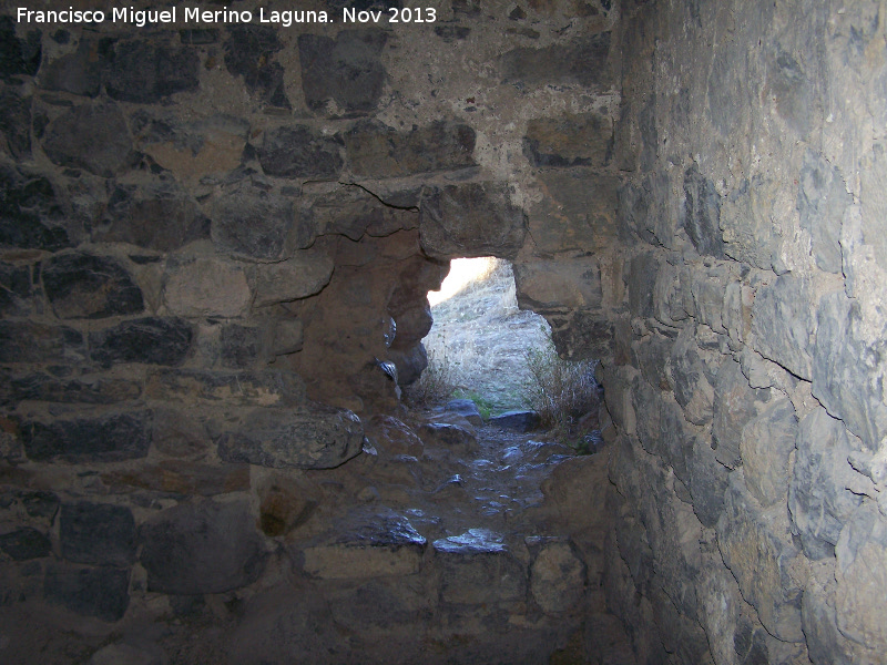 Castillo Vboras. Torre del Homenaje - Castillo Vboras. Torre del Homenaje. Boquete abierto en la base de la torre