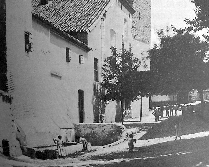 Iglesia de la Magdalena - Iglesia de la Magdalena. Foto antigua. Fuente adosada a la Iglesia de la Magdalena, el agua sobrante serva para regar las huertas