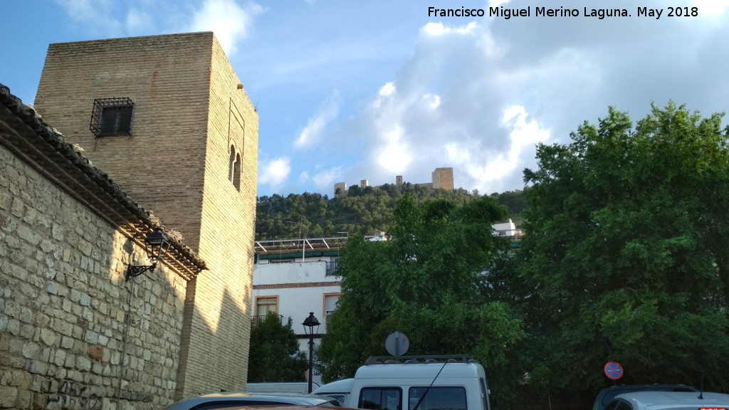 Iglesia de la Magdalena - Iglesia de la Magdalena. Con el Castillo al fondo