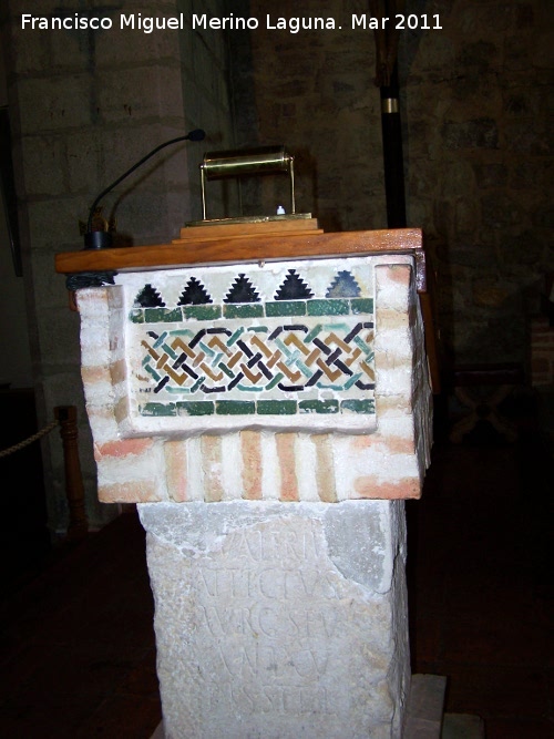 Iglesia de la Magdalena - Iglesia de la Magdalena. Ambn con azulejos moriscos y lpida romana